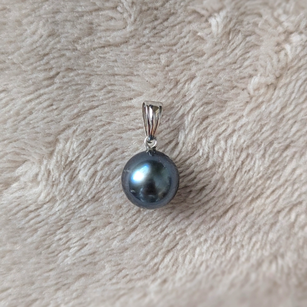 Genuine Black Pearl Pendant with Platinum 750 bail (charm only, no chain)